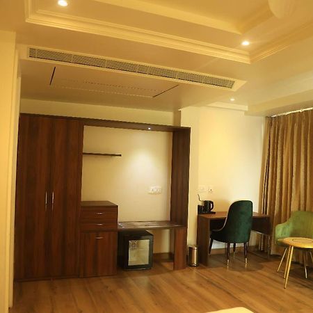 Sapphire Sky Hotel Дехрадун Екстериор снимка