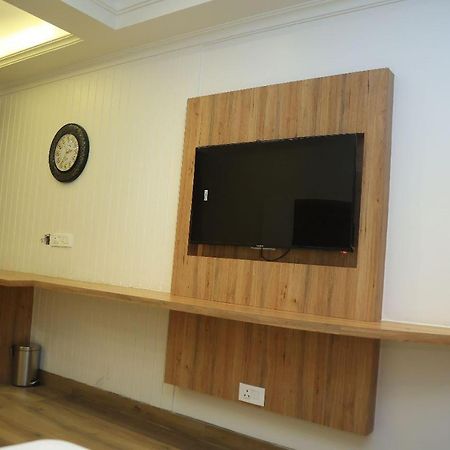 Sapphire Sky Hotel Дехрадун Екстериор снимка