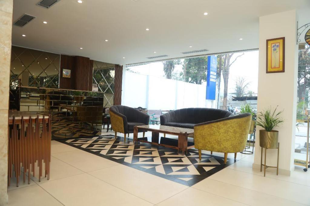 Sapphire Sky Hotel Дехрадун Екстериор снимка